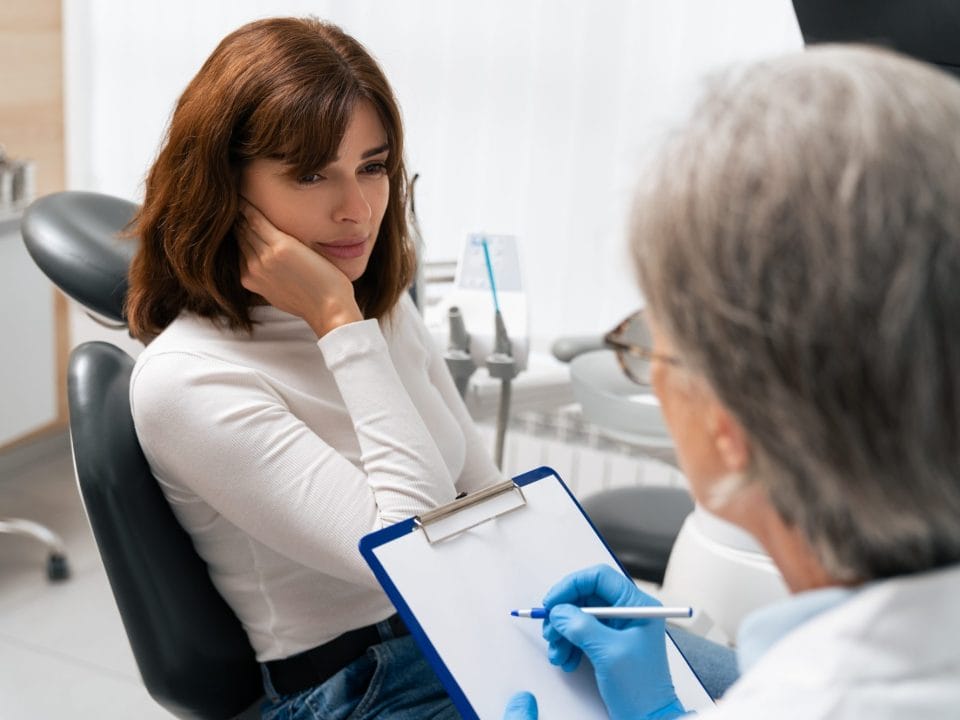 Why Does My Tooth Hurt When I Bite Down? How Dentists Find the Cause